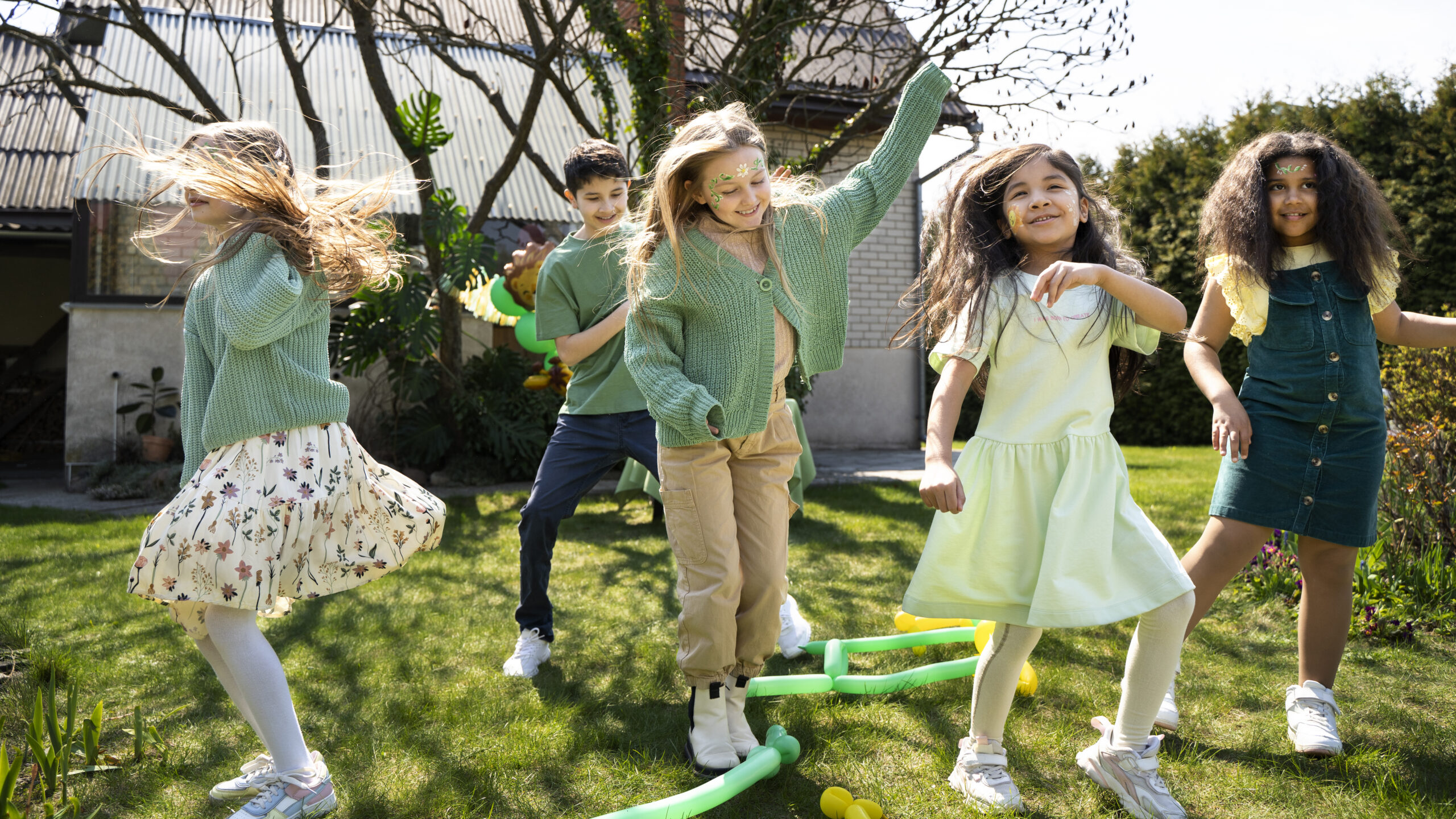 kids-having-fun-jungle-themed-party