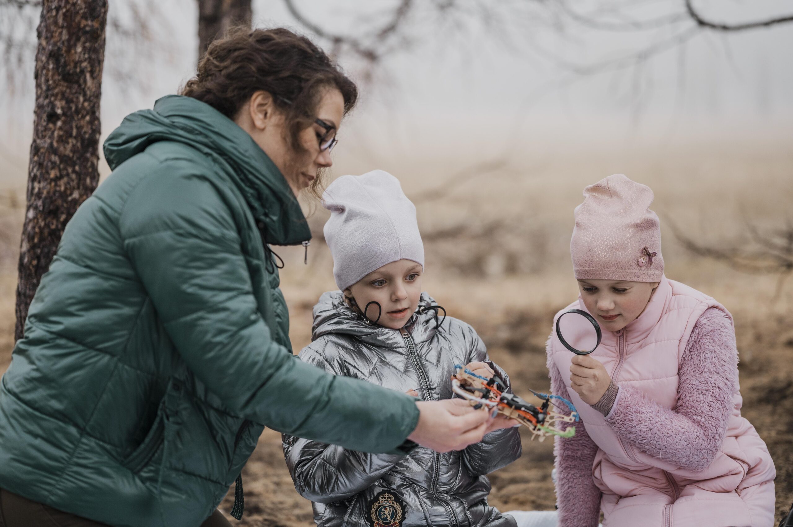 kids-learning-new-science-stuff-with-their-teacher-outdoors